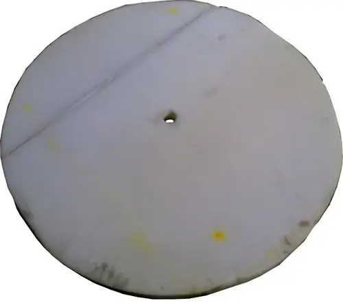 Zylindrische Wärmeisolierung aus Kunststoff, in neutraler Farbe, mit zentralem Loch, geeignet für Heizsysteme von Wolf.